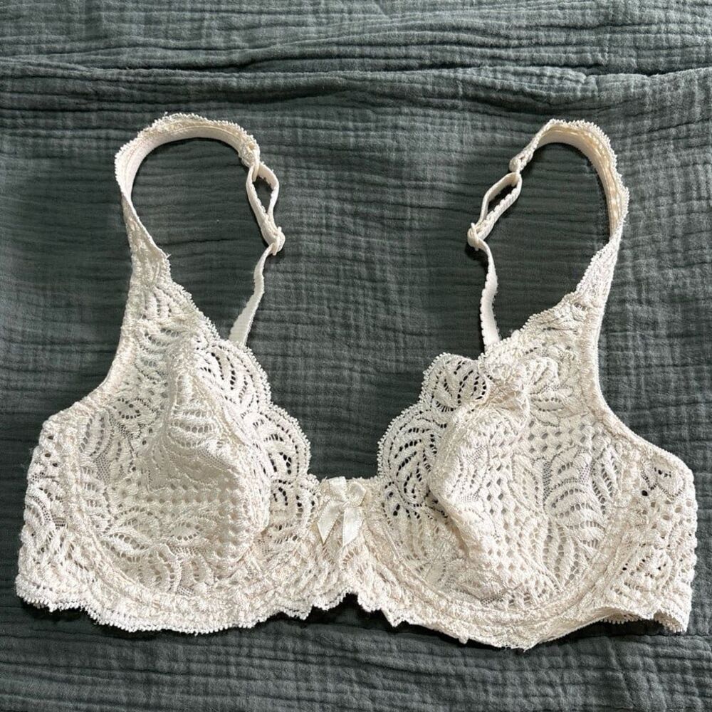 Fredericks of Hollywood white lace bra bow detail 34B underwire Columbia modern